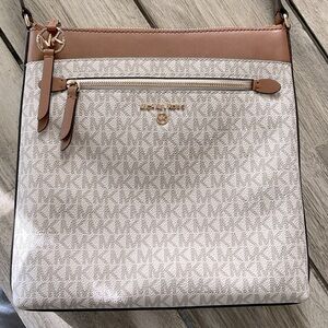 Michael Kors Jet Set Charm Large North/South Flat Crossbody Vanilla/Acorn color